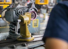 Metalworking przemysł: wykończeniowy metal pracuje na tokarskiej ostrzarz maszynie obraz stock Metalworking przemysł: wykończeniowy metal pracuje na tokarskiej ostrzarz maszynie obraz stock