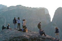 Meteora, Grecia, el 12 de octubre de 2018 turistas de todas partes del mundo admira el paisaje fotos de archivo libres de regalías Meteora, Grecia, el 12 de octubre de 2018 turistas de todas partes del mundo admira el paisaje fotos de archivo libres de regalías