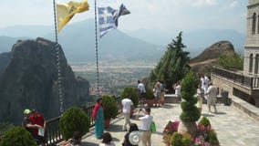 Meteora Touristes sur une plate-forme de visionnement du monastère, Grèce clips vidéos Meteora Touristes sur une plate-forme de visionnement du monastère, Grèce clips vidéos