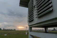 Meteorologiczna klatka pod popielatym chmurnym niebem obrazy stock Meteorologiczna klatka pod popielatym chmurnym niebem obrazy stock