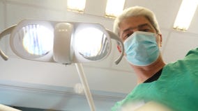 A metragem de um dentista masculino que fala com o paciente e que verifica seus dentes, o dentista faz perguntas e o paciente inc vídeos de arquivo A metragem de um dentista masculino que fala com o paciente e que verifica seus dentes, o dentista faz perguntas e o paciente inc vídeos de arquivo