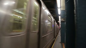 Metro de Nueva York que llega la estación Wall Street almacen de metraje de vídeo Metro de Nueva York que llega la estación Wall Street almacen de metraje de vídeo