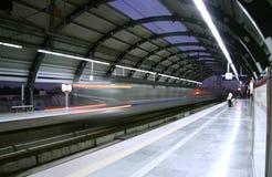 Metro die voorbij post, Delhi zoemt stock foto Metro die voorbij post, Delhi zoemt stock foto