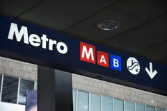Metro-und Rolltreppe-Zeichen stockfotos Metro-und Rolltreppe-Zeichen stockfotos