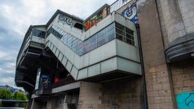 Metrostation mit Graffitigelagefluß Berlin lizenzfreie stockfotografie Metrostation mit Graffitigelagefluß Berlin lizenzfreie stockfotografie