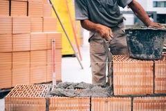 Metselwerk, industriële baksteenmetselaar die, metselaar bij de bouw van buitenmuren bij bouwwerf werken royalty-vrije stock afbeeldingen Metselwerk, industriële baksteenmetselaar die, metselaar bij de bouw van buitenmuren bij bouwwerf werken royalty-vrije stock afbeeldingen