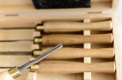Metta degli strumenti del carpentiere in scatola sulla tavola immagine stock libera da diritti Metta degli strumenti del carpentiere in scatola sulla tavola immagine stock libera da diritti