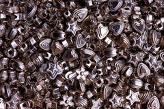 Metta delle perle d'argento del primo piano differente di forme fotografia stock Metta delle perle d'argento del primo piano differente di forme fotografia stock