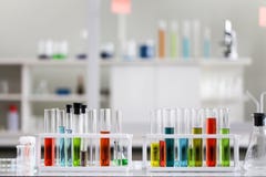 Metta dello sviluppo chimico e della farmacia del tubo in laboratorio, bioc immagini stock libere da diritti Metta dello sviluppo chimico e della farmacia del tubo in laboratorio, bioc immagini stock libere da diritti