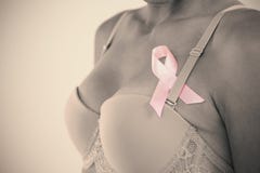 Metà di sezione della giovane donna in reggiseno rosa con il nastro fotografia stock libera da diritti Metà di sezione della giovane donna in reggiseno rosa con il nastro fotografia stock libera da diritti