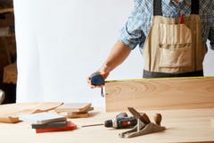 Meubles à la maison de mesure de jeune homme avec la bande de mesure Réparez le concept images libres de droits Meubles à la maison de mesure de jeune homme avec la bande de mesure Réparez le concept images libres de droits