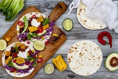 Mexicaanse taco's met avocado, langzaam gekookt vlees, geroosterd graan, rode kool slaw en Spaanse pepersalsa op rustieke steenli royalty-vrije stock foto Mexicaanse taco's met avocado, langzaam gekookt vlees, geroosterd graan, rode kool slaw en Spaanse pepersalsa op rustieke steenli royalty-vrije stock foto