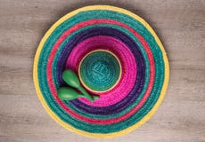 Mexicansk bakgrund med sombreron och maracas royaltyfri bild Mexicansk bakgrund med sombreron och maracas royaltyfri bild