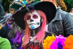 Mexico, Mexique ; Le 1er novembre 2015 : Fille de crâne de sucre au jour de la célébration morte à Mexico photographie stock libre de droits Mexico, Mexique ; Le 1er novembre 2015 : Fille de crâne de sucre au jour de la célébration morte à Mexico photographie stock libre de droits