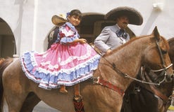 Mexicoamericanos en desfile del 4 de julio, Ojai, California fotografía de archivo libre de regalías Mexicoamericanos en desfile del 4 de julio, Ojai, California fotografía de archivo libre de regalías