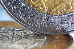 Mexikanische Münzen mit einem vorgewählten Fokus stockbild Mexikanische Münzen mit einem vorgewählten Fokus stockbild