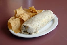 Mexikanische Nahrung - Burrito u. Chips lizenzfreie stockbilder Mexikanische Nahrung - Burrito u. Chips lizenzfreie stockbilder