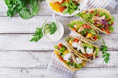 Mexikanische Tacos mit Huhn, schwarze Bohnen und Frischgemüse und Remoulade Stockfoto Mexikanische Tacos mit Huhn, schwarze Bohnen und Frischgemüse und Remoulade Stockfoto