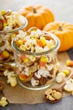 Mezcla hecha en casa del rastro de Halloween con palomitas, pretzeles y nueces Imagenes de archivo Mezcla hecha en casa del rastro de Halloween con palomitas, pretzeles y nueces Imagenes de archivo