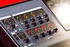Mezcla profesional del sonido de la consola imagen de archivo libre de regalías Mezcla profesional del sonido de la consola imagen de archivo libre de regalías