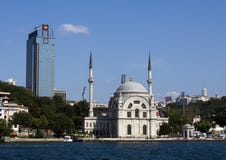 Mezquita de Dolmabahce en la orilla del Bosphorus foto de archivo libre de regalías Mezquita de Dolmabahce en la orilla del Bosphorus foto de archivo libre de regalías