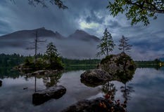 Mezzanotte sul lago Hintersee germany immagine stock Mezzanotte sul lago Hintersee germany immagine stock