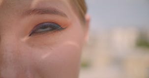Mezzo ritratto del fronte del primo piano di giovane fronte femminile caucasico grazioso con l'occhio che esamina macchina fotogr video d archivio Mezzo ritratto del fronte del primo piano di giovane fronte femminile caucasico grazioso con l'occhio che esamina macchina fotogr video d archivio