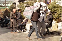 MG Marg Gangtok Sikkim India December, 26, 2018: Arbeiter, der in die beschäftigte Straße MGs Marg geht Selektiver Fokus stockfotografie MG Marg Gangtok Sikkim India December, 26, 2018: Arbeiter, der in die beschäftigte Straße MGs Marg geht Selektiver Fokus stockfotografie