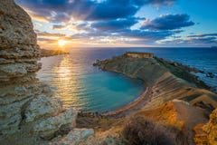 Mgarr Malta - panorama av den Gnejna fjärden, den mest härliga stranden i Malta på solnedgången royaltyfri foto Mgarr Malta - panorama av den Gnejna fjärden, den mest härliga stranden i Malta på solnedgången royaltyfri foto