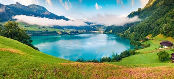 Mgłowa lato panorama Lungerersee jezioro Kolorowy ranku widok Szwajcarscy Alps, Lungern wioski lokacja, Szwajcaria, Europa zdjęcie stock Mgłowa lato panorama Lungerersee jezioro Kolorowy ranku widok Szwajcarscy Alps, Lungern wioski lokacja, Szwajcaria, Europa zdjęcie stock