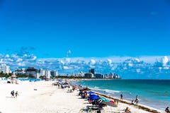 Miami Beach /FL, USA-Ansicht des Strandes vom Süd-Pointe-Pier lizenzfreie stockbilder Miami Beach /FL, USA-Ansicht des Strandes vom Süd-Pointe-Pier lizenzfreie stockbilder