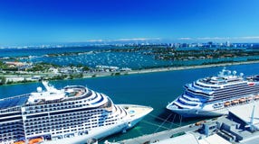 MIAMI - 27 DE FEVEREIRO DE 2016: Navios de cruzeiros no porto de Miami A cidade imagem de stock royalty free MIAMI - 27 DE FEVEREIRO DE 2016: Navios de cruzeiros no porto de Miami A cidade imagem de stock royalty free