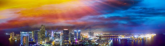Miami du centre au coucher du soleil, vue panoramique aérienne images stock Miami du centre au coucher du soleil, vue panoramique aérienne images stock