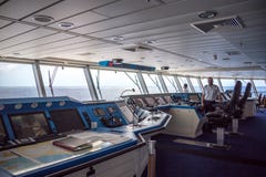 MIAMI, EUA - 15 DE DEZEMBRO DE 2016: Captain na plataforma do comando da navigação do navio de cruzeiros da reflexão da celebrida fotografia de stock royalty free MIAMI, EUA - 15 DE DEZEMBRO DE 2016: Captain na plataforma do comando da navigação do navio de cruzeiros da reflexão da celebrida fotografia de stock royalty free
