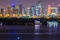 Miami FL, USA nattsikt av i stadens centrum Miami från Miami Beach arkivbild Miami FL, USA nattsikt av i stadens centrum Miami från Miami Beach arkivbild