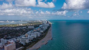 MIAMI, FLORIDA, EUA - EM JANEIRO DE 2019: Voo aéreo da opinião do panorama do zangão do hyperlapse 4k sobre o litoral do oceano d filme MIAMI, FLORIDA, EUA - EM JANEIRO DE 2019: Voo aéreo da opinião do panorama do zangão do hyperlapse 4k sobre o litoral do oceano d filme