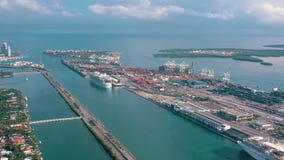 Miami, Florida, EUA - em janeiro de 2019: Voo a?reo da opini?o do zang?o sobre o porto mar?timo de Miami Navios e forros do cruze filme Miami, Florida, EUA - em janeiro de 2019: Voo a?reo da opini?o do zang?o sobre o porto mar?timo de Miami Navios e forros do cruze filme