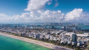 MIAMI, FLORIDA, U.S.A. - GENNAIO 2019: Volo aereo di vista di panorama del fuco del hyperlapse 4k sopra la linea costiera dell'oc video d archivio MIAMI, FLORIDA, U.S.A. - GENNAIO 2019: Volo aereo di vista di panorama del fuco del hyperlapse 4k sopra la linea costiera dell'oc video d archivio