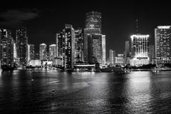 Miami Florida, USA horisont på den Biscayne fjärden Luxuru livbegrepp i stadens centrum glödande sikt av Miami fotografering för bildbyråer Miami Florida, USA horisont på den Biscayne fjärden Luxuru livbegrepp i stadens centrum glödande sikt av Miami fotografering för bildbyråer