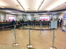 Miami, la Florida, los E.E.U.U. - Aprile 28, 2018: La oficina del coche de alquiler del dólar en el aeropuerto de Miami foto de archivo libre de regalías Miami, la Florida, los E.E.U.U. - Aprile 28, 2018: La oficina del coche de alquiler del dólar en el aeropuerto de Miami foto de archivo libre de regalías