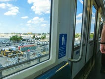 Miami, los E.E.U.U. - 29 de abril de 2018: tren de cielo en el aeropuerto internacional de Miami en Miami, los E.E.U.U. Skytrain fotografía de archivo libre de regalías Miami, los E.E.U.U. - 29 de abril de 2018: tren de cielo en el aeropuerto internacional de Miami en Miami, los E.E.U.U. Skytrain fotografía de archivo libre de regalías