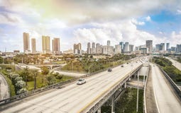 Miami-Skyline und -landstraßen stockfotos Miami-Skyline und -landstraßen stockfotos