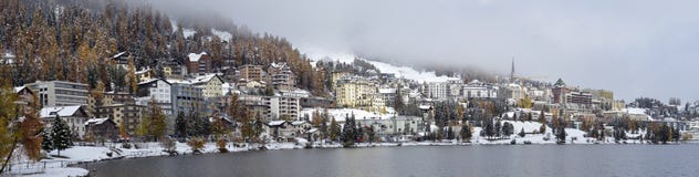 Miasto na jeziora St Moritz zdjęcie royalty free Miasto na jeziora St Moritz zdjęcie royalty free