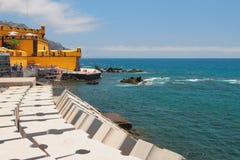 Miasto plażowy i antyczny forteca na oceanu wybrzeżu Funchal, madera, Portugalia obraz stock Miasto plażowy i antyczny forteca na oceanu wybrzeżu Funchal, madera, Portugalia obraz stock