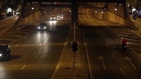 Miastowy noc ruch drogowy w Barcelona Czasu upływ 05 zbiory wideo Miastowy noc ruch drogowy w Barcelona Czasu upływ 05 zbiory wideo