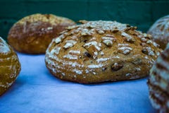 Miches de pain de fantaisie sur la table photo libre de droits Miches de pain de fantaisie sur la table photo libre de droits