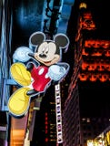 Mickey Mouse-teken die buitenopslag in Times Square hangen, de Stad van New York stock afbeeldingen Mickey Mouse-teken die buitenopslag in Times Square hangen, de Stad van New York stock afbeeldingen