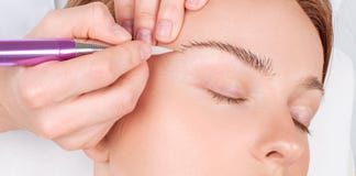 Microblading brwi Atrakcyjna kobieta dostaje twarzowego opieki i sta?ego elementu makeup zdjęcia royalty free Microblading brwi Atrakcyjna kobieta dostaje twarzowego opieki i sta?ego elementu makeup zdjęcia royalty free