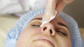 Microdermabrasion do diamante, descascando o tratamento na clínica cosmética dos termas da beleza mulher que obtém um microdermab vídeos de arquivo Microdermabrasion do diamante, descascando o tratamento na clínica cosmética dos termas da beleza mulher que obtém um microdermab vídeos de arquivo