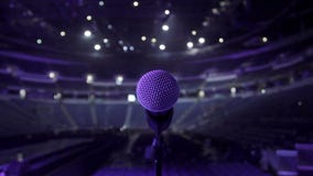 Microfono in scena ad una sede di concerto Microfono in scena ad una sede di concerto